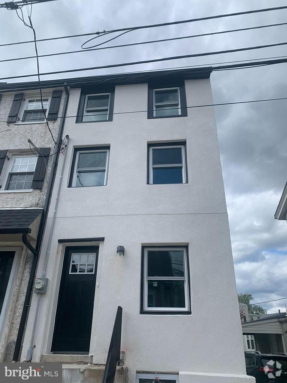 Building Photo - 204 Ford St Rental