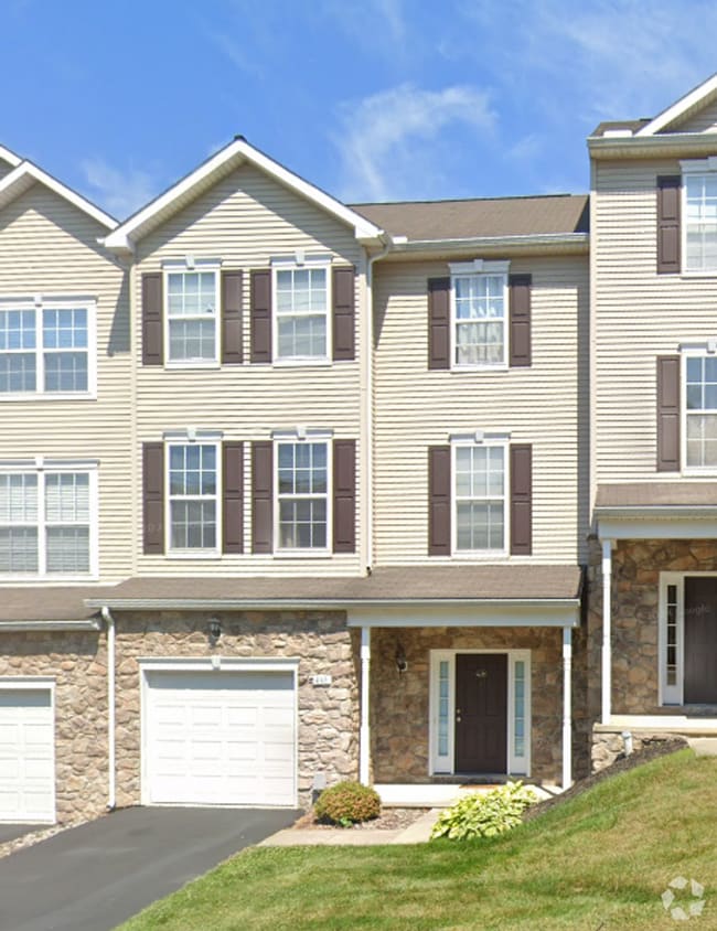Building Photo - Townhouse