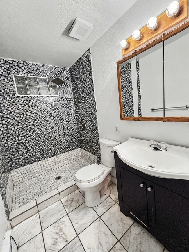 Photo - 9324 Kavik St