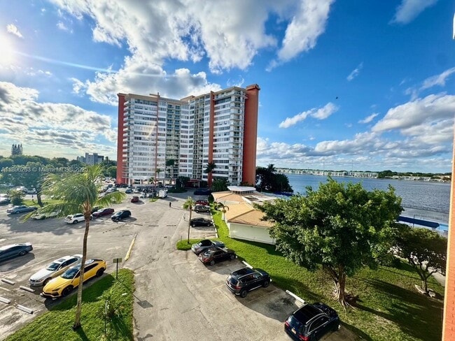 Building Photo - 1351 NE Miami Gardens Dr Unit 403E