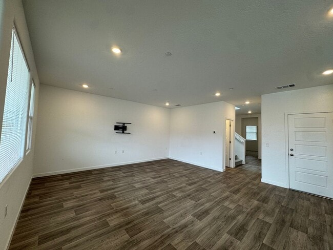 Photo - 997 Pioneer Dr W