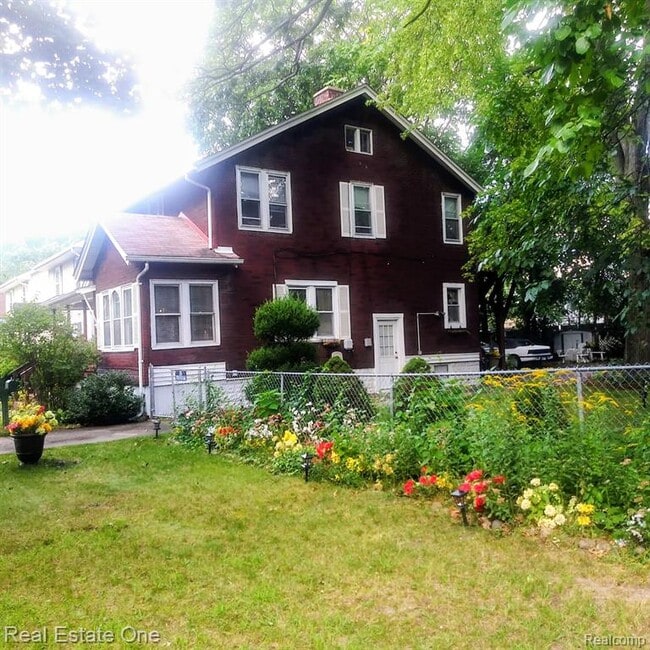 Photo - 400 Stratford Rd