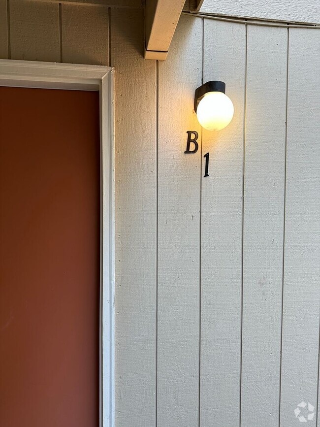 Building Photo - One Bedroom For Rent Unit B-1 Rental