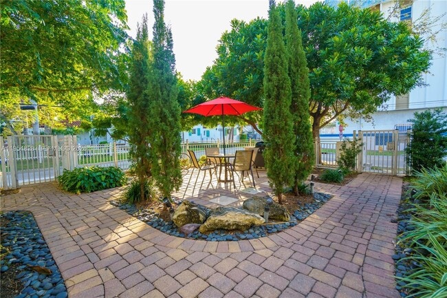 Building Photo - 2425 Flamingo Pl Unit 12