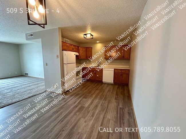 2 Bedroom With FREE Garage & Large Deck! - 2 Bedroom With FREE Garage & Large Deck! Apartment Unit 4