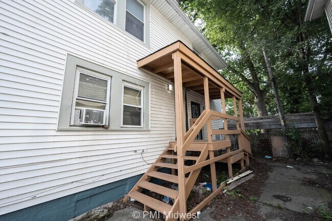 "Charming & Cozy 2BR, 2BA Retreat in Indianapolis - Your Perfect Urban Oasis Awaits!"