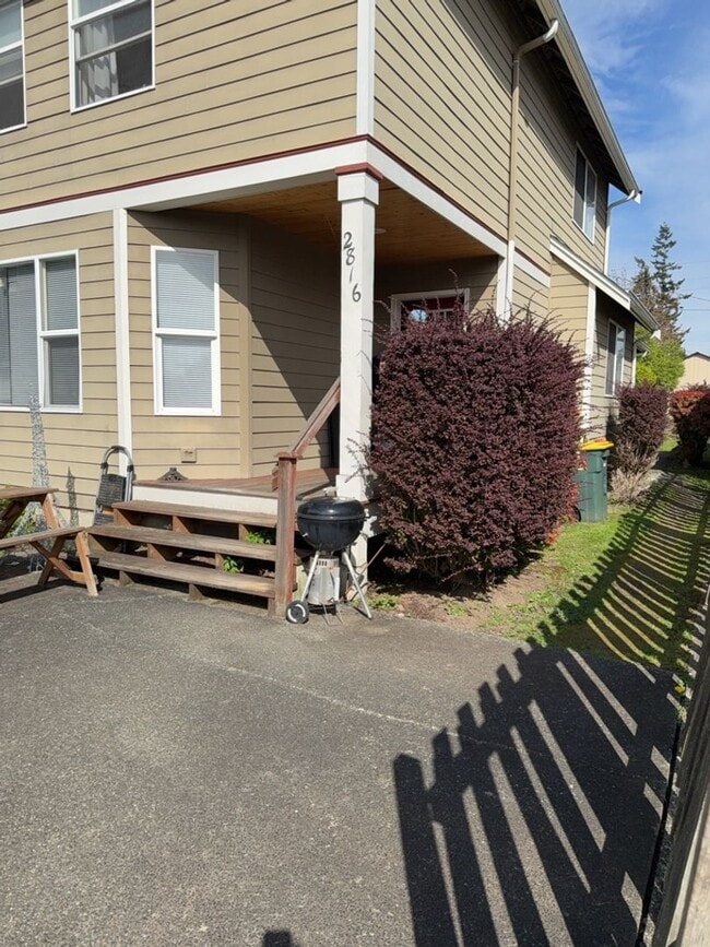 Building Photo - 2818-2818 Moore St Unit 2816