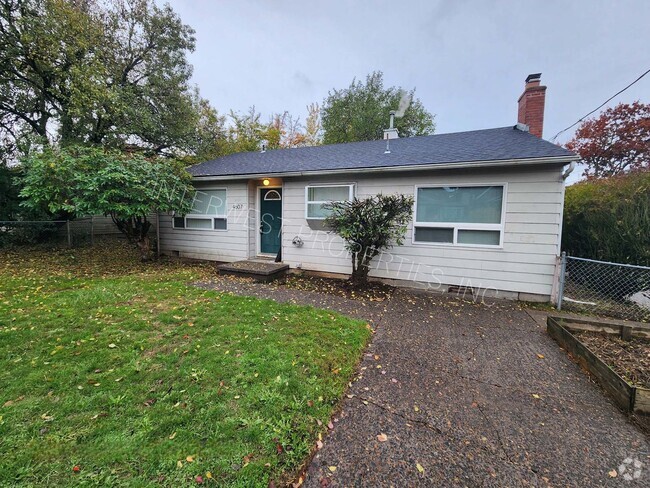 Building Photo - Super Cute Inner SE Home With Detached Gar...