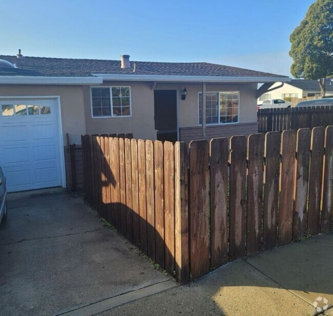 Building Photo - Newly Updated 3 Bedroom House in Seaside -...