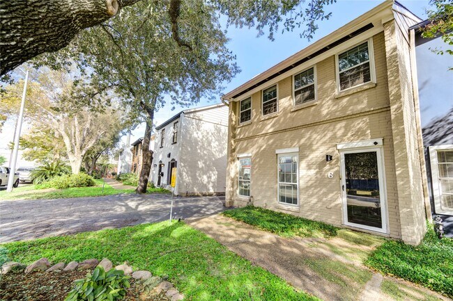 Building Photo - 940 Wycliffe Dr Unit 6