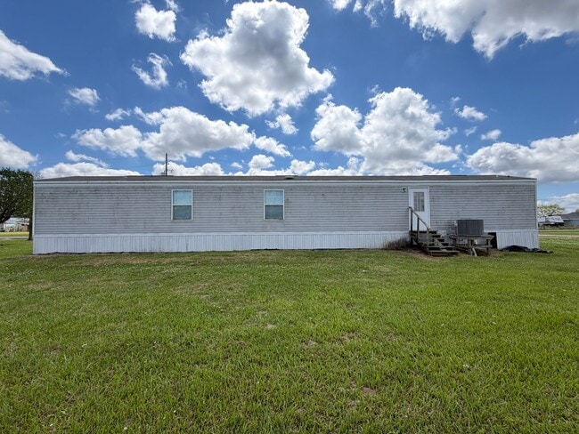 Building Photo - Spacious Mobile Home-large yard