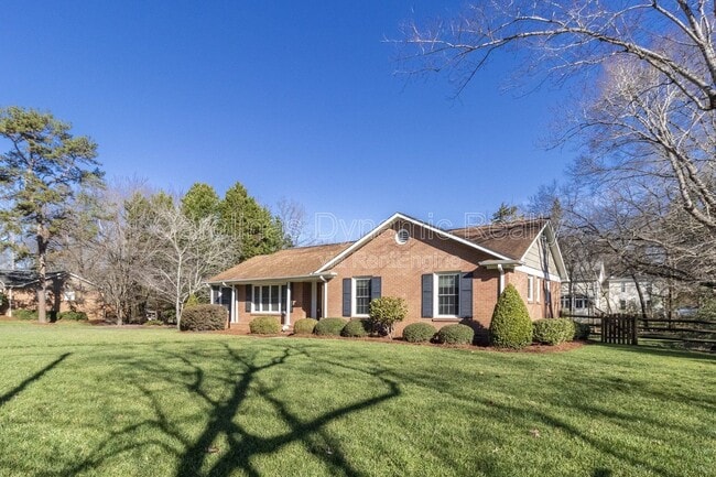 Photo - 6618 Castlegate Dr