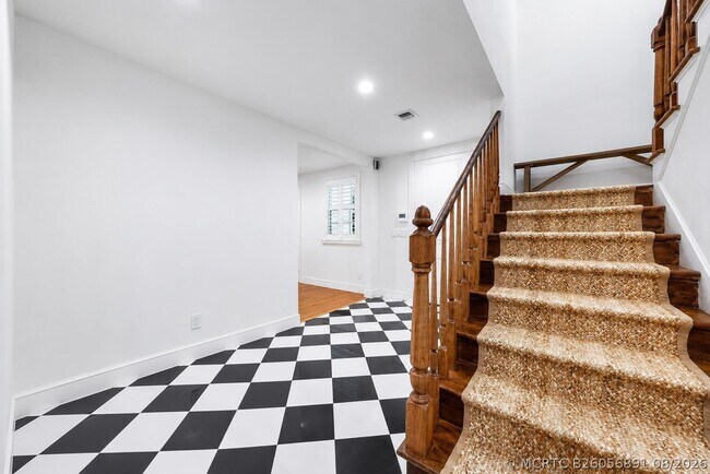 Photo - 232 Essex Ln