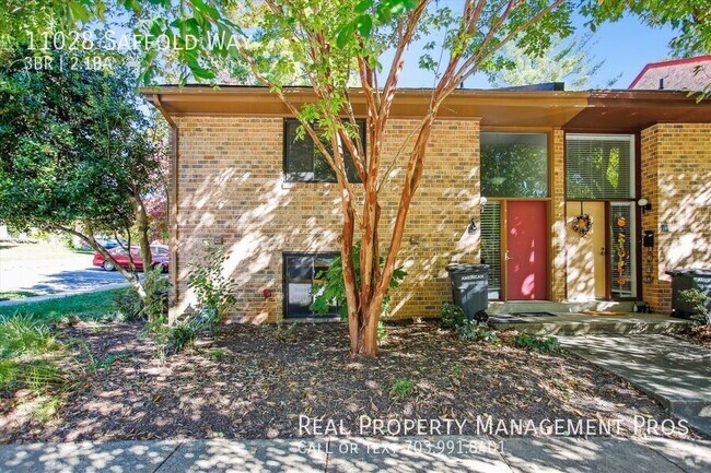 Building Photo - Beautifully Updated End Unit Townhouse For...