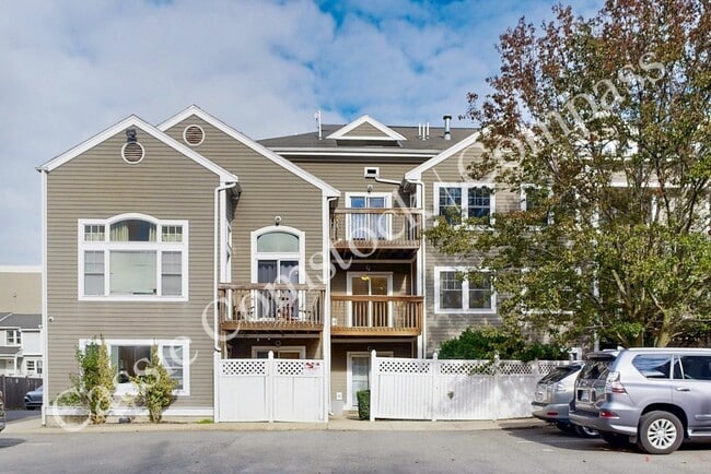 Building exterior - 111 W 8th St Unit 2-10