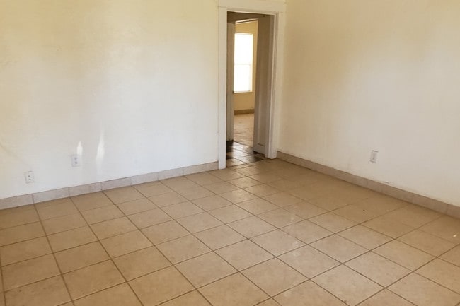 Building Photo - 818 E 7th St Unit bldr. Rental