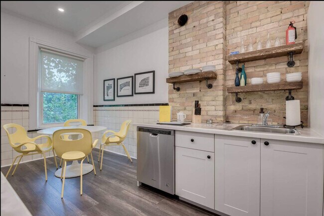 Photo - 246 Queen St E Unit SI ID1227120P