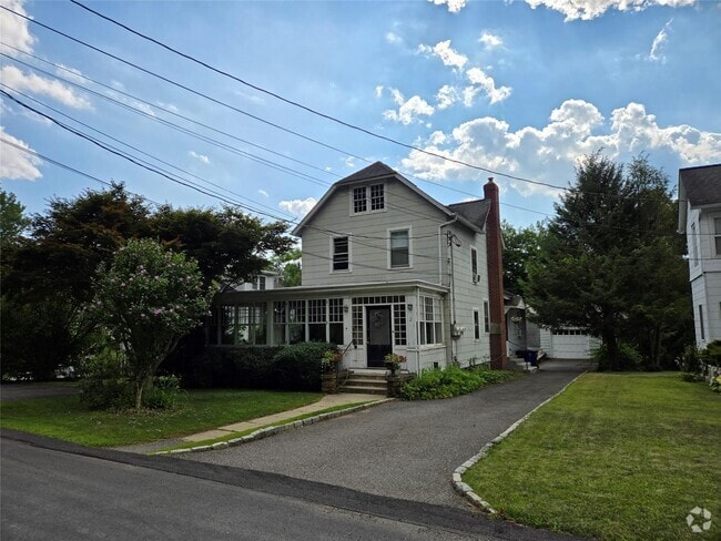 Building Photo - 2 Maple Ave Rental
