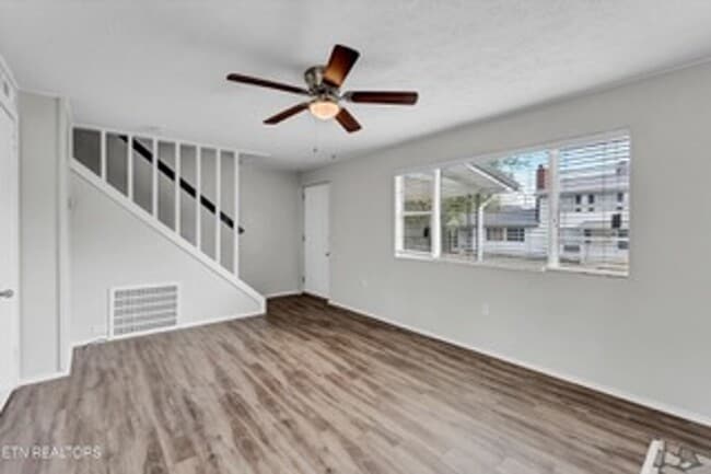Photo - Oak Ridge 37830 - 2 bed 1 bath apartment - call Kathy Leveille 865-556-0370