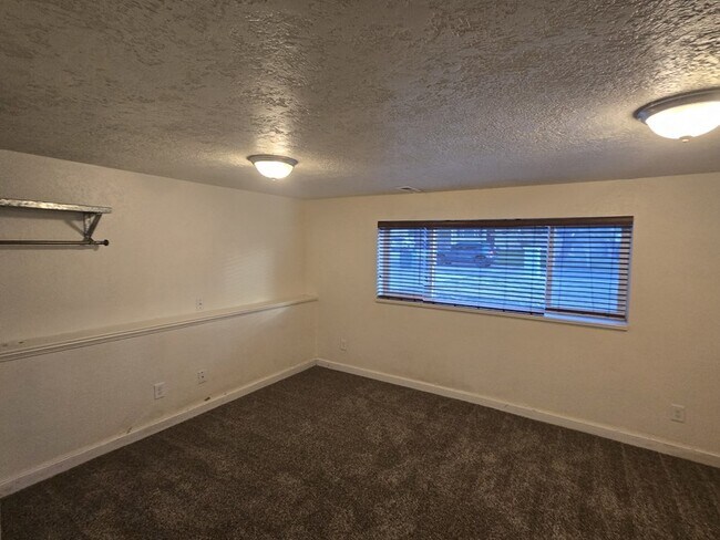 Photo - 593 E Pali St