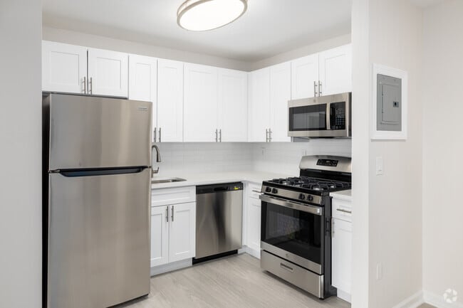 1BR, 1BA - 750SF - Upper Unit - Renovated - Kitchen