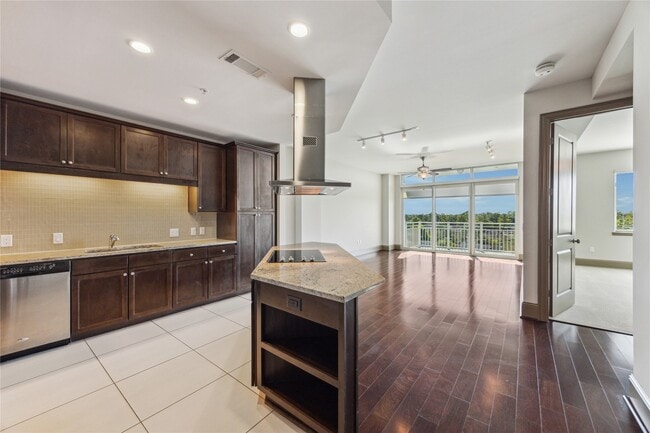 Building Photo - 9870 Gaylord Dr Unit 818