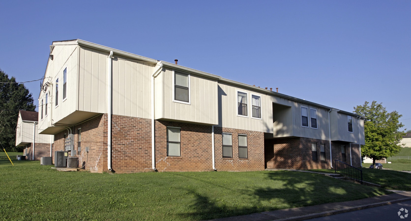 Primary Photo - Gate Manor Apartments