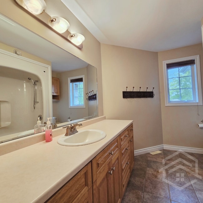 Photo - Large Country Listing in Norwich!!