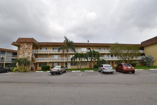 Photo - 500 Village Green Ct Unidad 202