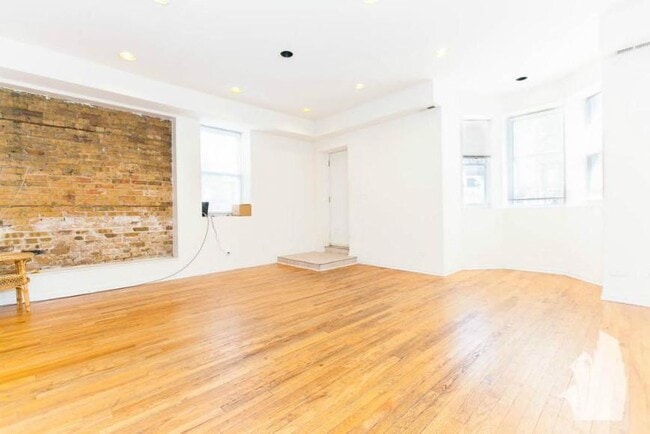 Building Photo - 3 bedroom in Chicago IL 60647 Unit GDN