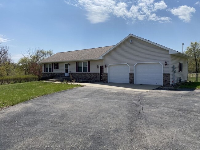Gorgeous 5 Bed, 2.5 Bath Single-Family Home! - Gorgeous 5 Bed, 2.5 Bath Single-Family Home!