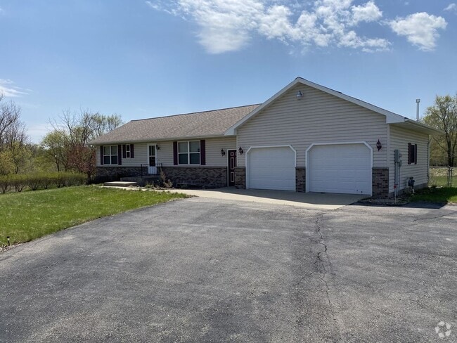 Building Photo - Gorgeous 5 Bed, 2.5 Bath Single-Family Home!