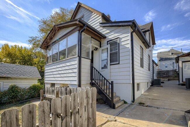 Photo - Charming 2 Bedroom with Fenced Yard & Parking Near Old Market!