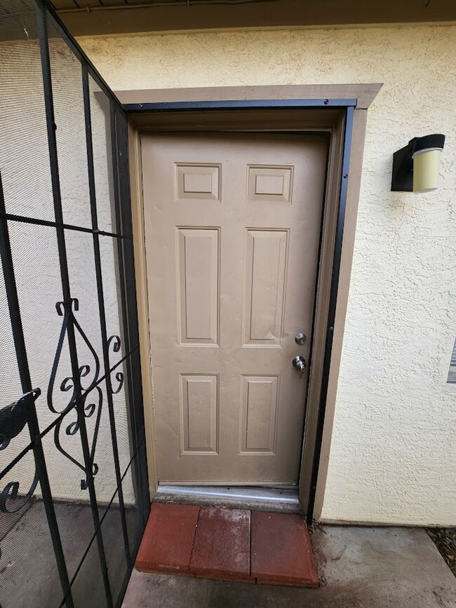 2725 E Tierra Buena Ln Unidad 04