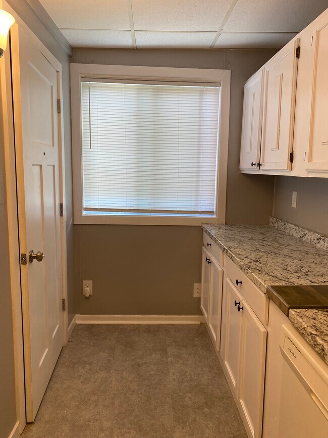 Kitchen - 310 Robinson St Unit 310