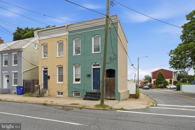Building Photo - 403 W South St