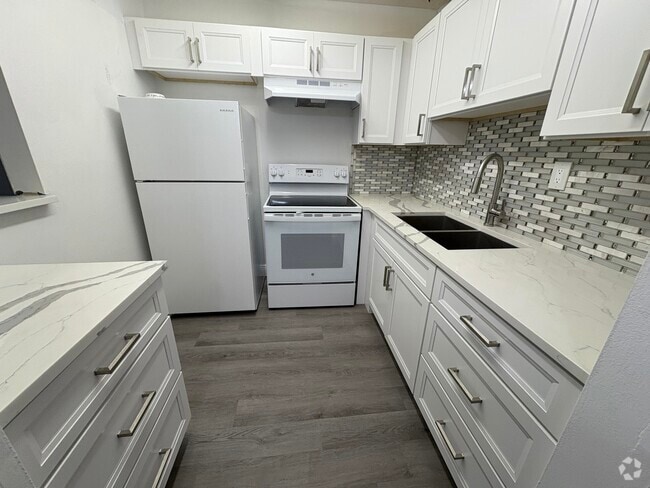 Building Photo - 140 Bedford F Rental