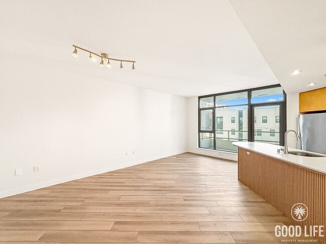 Building Photo - Stunning 2BD/2BA Condo in Downtown W/ W/D, High Ceilings, Community Pool, Spa, & Fitness Center! Unit 601