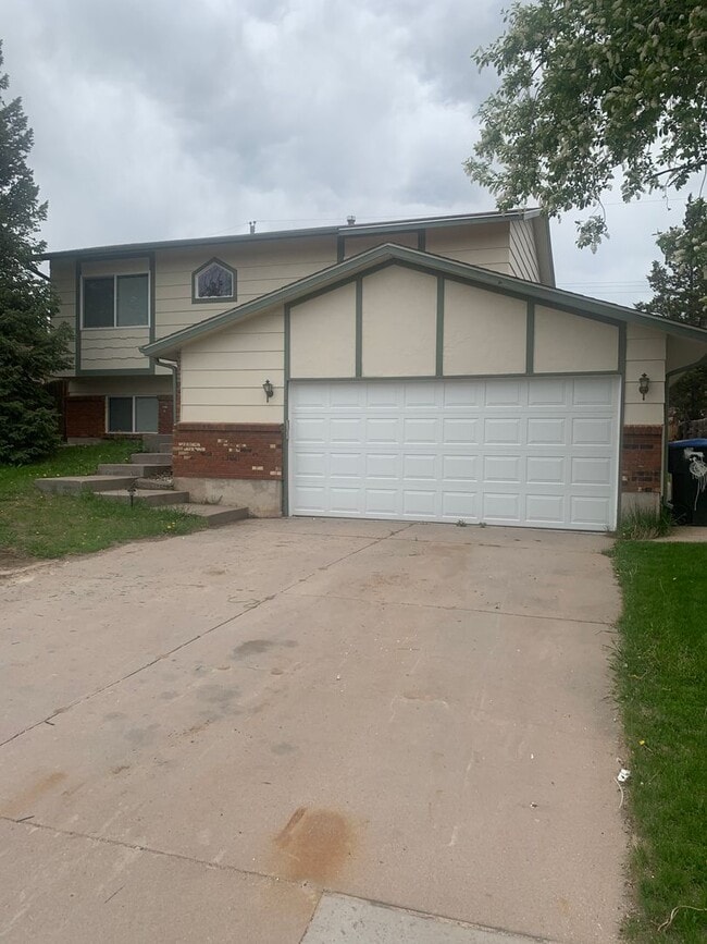 Building Photo - 3 BEDROOM, 2 BATHROOM SINGLE FAMILY HOME WITH 2 CAR ATTACHED GARAGE