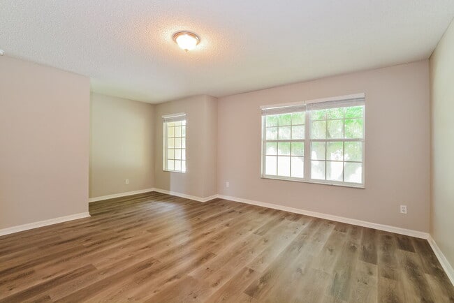 Photo - 582 Southridge Rd