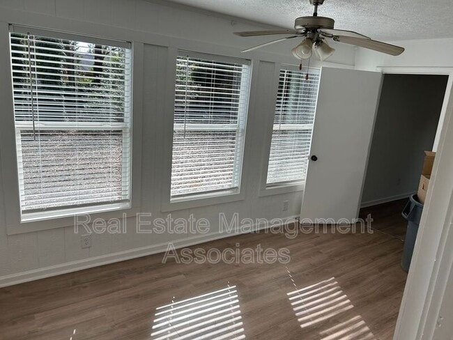 Photo - 216 Hillandale Dr