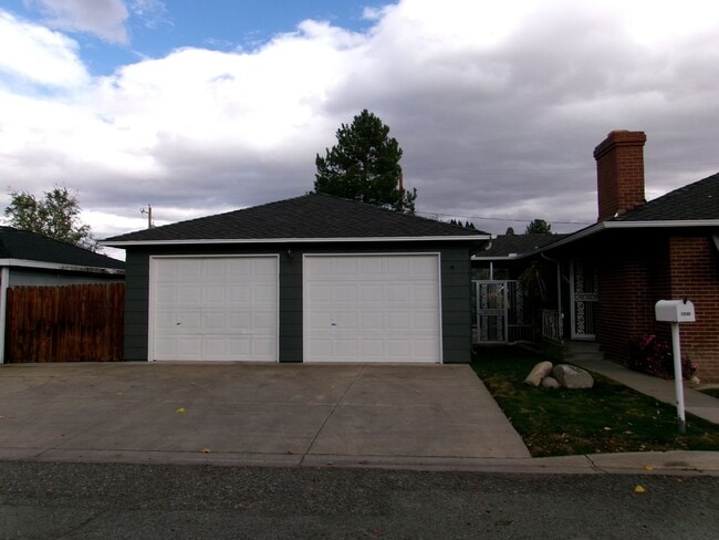 Photo - Beautiful 3 bedroom, 2 bath home w/4-car t...