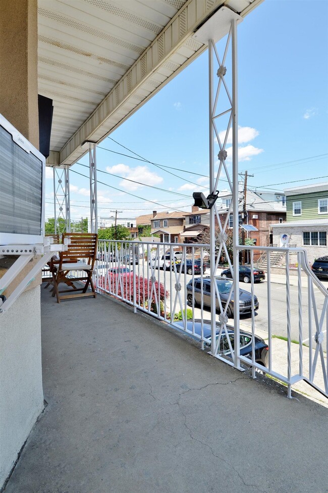 Building Photo - 135 Lord Ave Unit 2