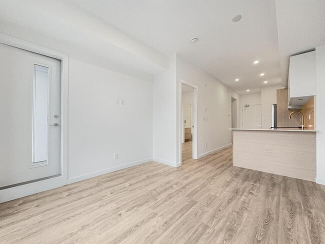 Photo - 10828-1139A 139a St Unit 4xx