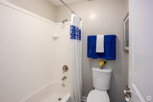 2BR, 2BA - 1300SF