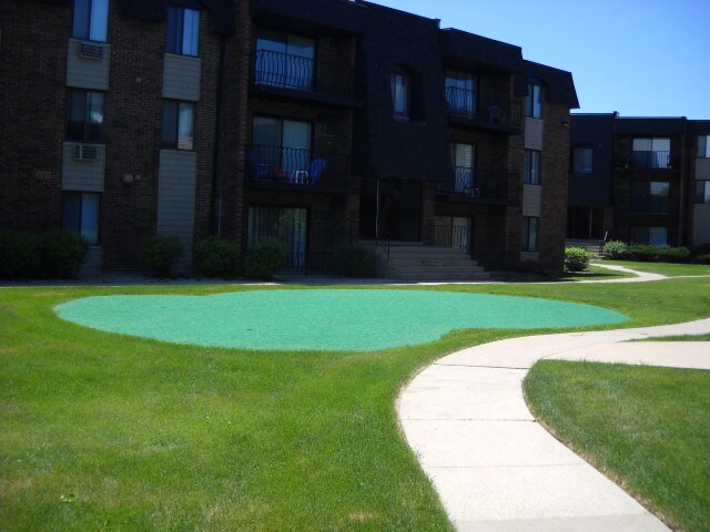 Putt Putt Pad! - Lansing Crossing, LLC