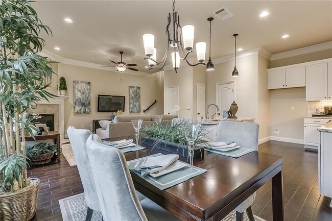dinning table - 580 Hampshire Dr