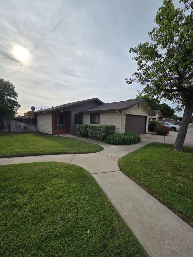 Building Photo - Turlock condo - 2 bedroom 2 bathroom Single Story Unit 132