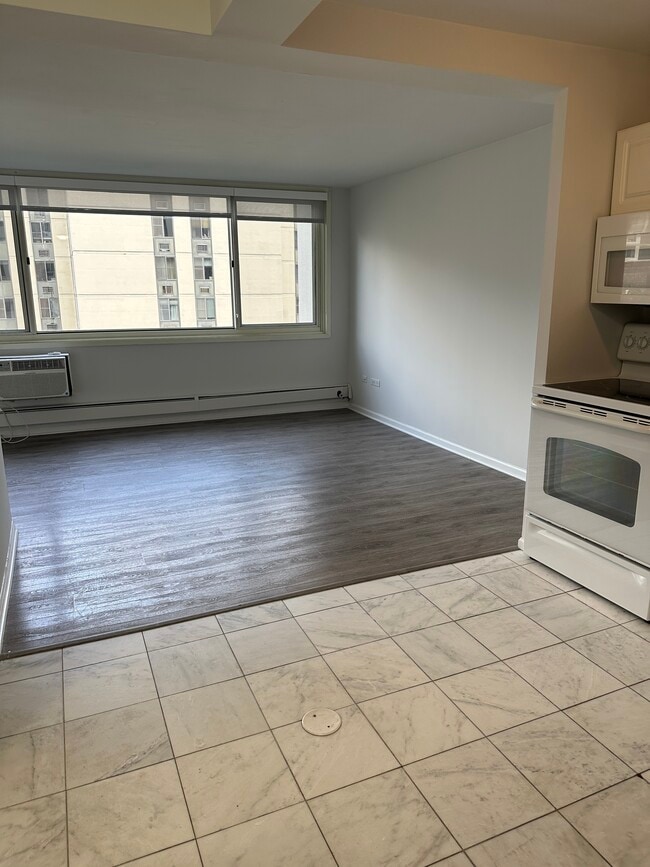 Photo - 1350 N Dearborn St