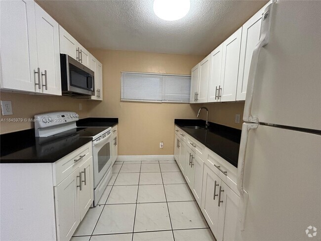 Building Photo - 5600 NW 15th St Unit 6 Rental